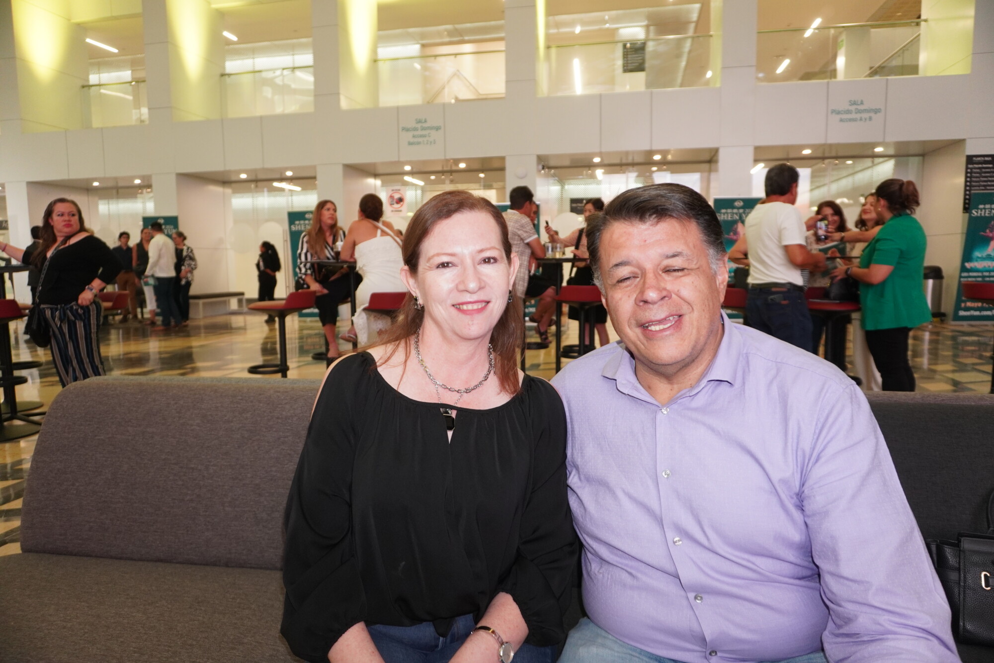 <em>El arquitecto Guillermo Barragán de Anda con su esposa el 8 de mayo en la función de Shen Yun Performing Arts del 8 de mayo de 2024en el Conjunto Santander de Artes Escénicas de la Universidad de Guadalajara, Jalisco, México. (The Epoch Times / Sonia Wu)</em>