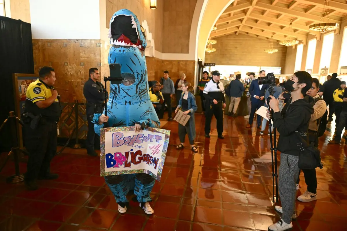 Manifestantes en Union Station, en Los Ángeles, el 20 de febrero de 2025. (Patrick T. Fallon/AFP a través de Getty Images).