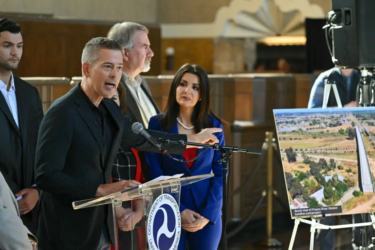 El jefe de transporte Sean Duffy habla en Union Station, en el centro de Los Ángeles, el 20 de febrero de 2025. Patrick T. (Fallon/AFP a través de Getty Images).