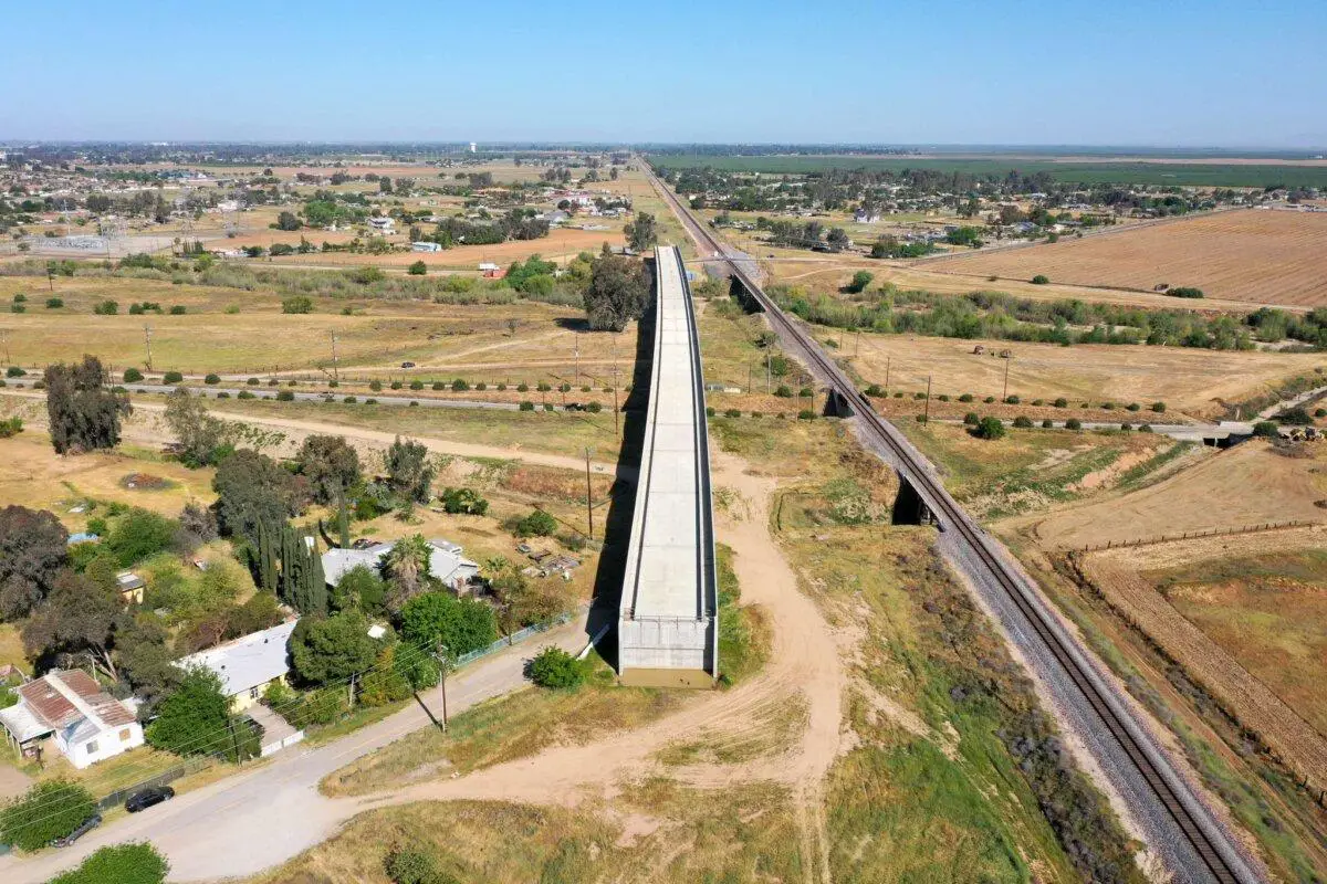 El proyecto del tren de alta velocidad de California anunció la finalización de una sección de la obra del puente en el condado de Madera en mayo de 2023, como el primer hito importante de la finalización del proyecto. (Autoridad del Tren de Alta Velocidad de California).