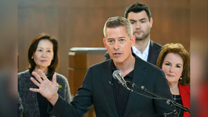 El secretario de Transporte, Sean Duffy, habla durante una conferencia de prensa en Union Station, en el centro de Los Ángeles, el 20 de febrero de 2025. (Patrick T. Fallon/AFP a través de Getty Images).