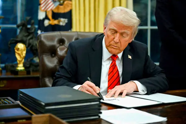 El presidente Donald Trump firma una orden ejecutiva en el Despacho Oval de la Casa Blanca el 10 de febrero de 2025. Andrew Caballero-Reynolds/AFP vía Getty Images.