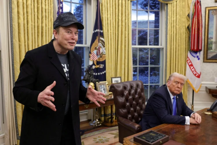 Elon Musk (izquierda) habla junto al presidente Donald Trump en la Oficina Oval de la Casa Blanca el 11 de febrero de 2025. (Kevin Lamarque/Reuters)






