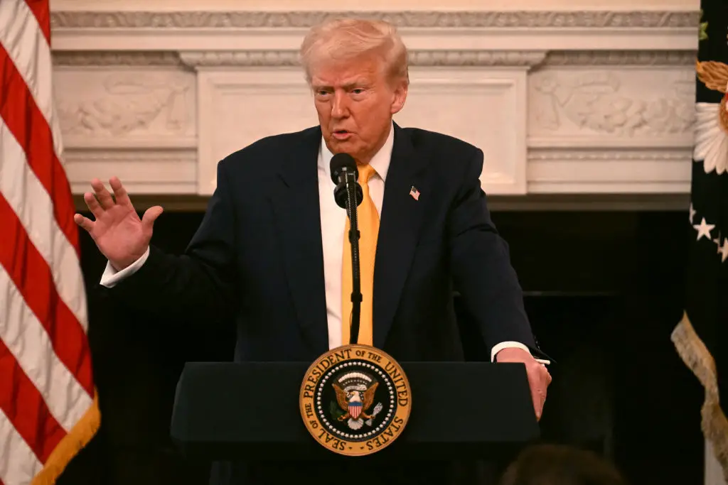 El presidente de Estados Unidos, Donald Trump, habla en la sesión de trabajo de los gobernadores en el comedor de Estado de la Casa Blanca en Washington, DC, el 21 de febrero de 2025. (Jim Watson/AFP vía Getty Images)