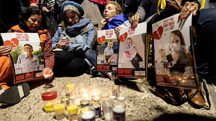 Israelíes sostienen carteles con imágenes de rehenes tomadas por Hamás el 7 de octubre de 2023, en Tel Aviv, Israel, el 20 de febrero de 2025. (Reuters/Itay Cohen/ Foto de archivo)