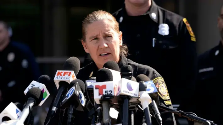 La jefa del Departamento de Bomberos de Los Ángeles, Kristin Crowley, habla durante una rueda de prensa en el Centro Médico Harbor-UCLA, en la zona de West Carson de Los Ángeles, el 15 de febrero de 2024. (Richard Vogel/Foto AP)