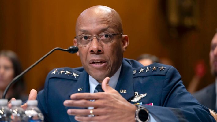 El jefe del Estado Mayor Conjunto de la Fuerza Aérea Gen. CQ Brown, habla durante una audiencia, 8 de mayo de 2024, en Washington. (Foto de AP/Mark Schiefelbein, Archivo)
