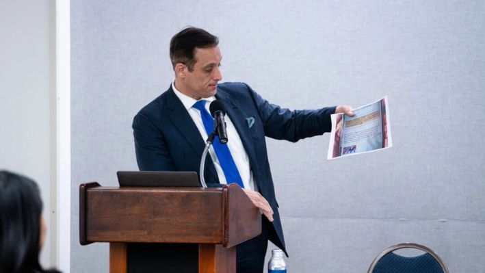 El maestro de ceremonias de Shen Yun Performing Arts, Leeshai Lemish habla durante una conferencia de prensa sobre la reciente amenaza de bomba falsa dirigida a la compañía en el Centro John F. Kennedy para las Artes Escénicas, en el Club Nacional de Prensa en Washington el 21 de febrero de 2025. (Madalina Vasiliu/The Epoch Times)