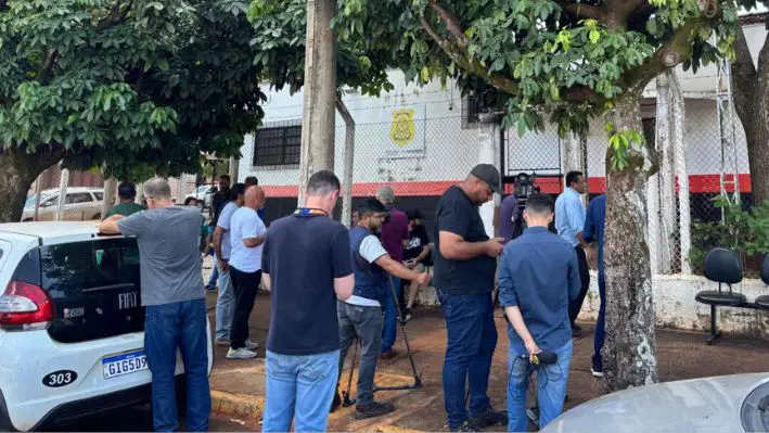 Miembros de los medios de comunicación trabajan frente a la entrada del Instituto Médico Forense en Sao Joaquim da Barra, estado de Sao Paulo, Brasil, el 21 de febrero de 2025. Doce estudiantes universitarios murieron y 21 resultaron heridos en un choque entre un autobús y un camión en el estado de Sao Paulo, en el sureste de Brasil, según informaron las autoridades el viernes. (Guilherme Carvalho/AFP vía Getty Images)