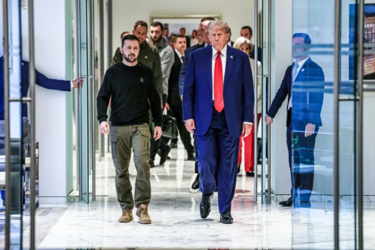 El presidente ucraniano Volodímir Zelenski camina con el expresidente Donald Trump hacia una reunión en la ciudad de Nueva York, el 27 de septiembre de 2024. (Alex Kent/Getty Images)