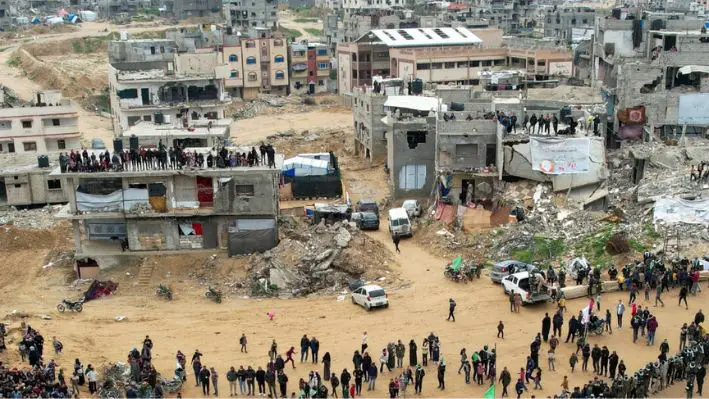 Una vista aérea muestra a palestinos y militantes reunidos alrededor de vehículos de la Cruz Roja el día en que Hamás entrega los cuerpos de los rehenes fallecidos Oded Lifschitz, Shiri Bibas y sus dos hijos, Kfir y Ariel, capturados durante el mortal ataque del 7 de octubre de 2023, como parte de un alto el fuego y un acuerdo de intercambio de rehenes y prisioneros entre Hamás e Israel, en Jan Yunis, en el sur de la Franja de Gaza, el 20 de febrero de 2023. 7 de febrero de 2023, como parte de un acuerdo de alto el fuego e intercambio de rehenes y prisioneros entre Hamás e Israel, en Jan Yunis, en el sur de la Franja de Gaza, el 20 de febrero de 2025. (Stringer/Reuters)