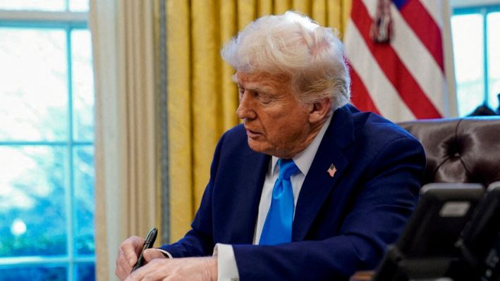 El presidente Donald Trump firma un documento en el Despacho Oval de la Casa Blanca en Washington el 4 de febrero de 2025. (Elizabeth Frantz/Reuters)