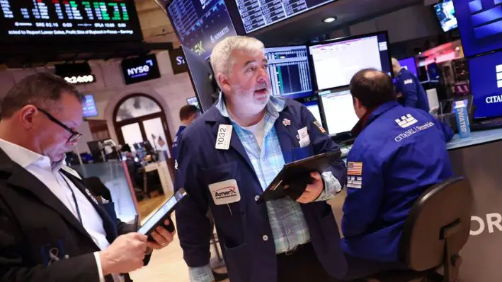 Los operadores trabajan en el parqué de la Bolsa de Nueva York el 28 de enero de 2025. (Michael M. Santiago/Getty Images)