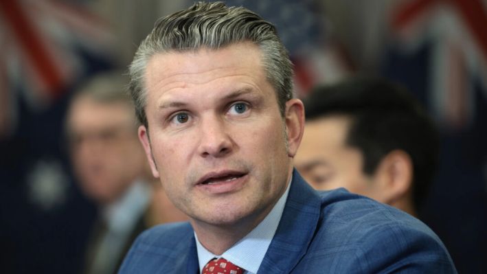 El secretario de Defensa de Estados Unidos, Pete Hegseth, habla con miembros de la prensa durante una reunión bilateral con el viceprimer ministro y ministro de Defensa de Australia, Richard Marles, en el Pentágono en Arlington, Virginia, el 7 de febrero de 2025. (Alex Wong/Getty Images)