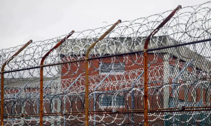 Una valla de alambre de púas en el exterior de las celdas de la prisión de Rikers Island, en Nueva York, el 16 de marzo de 2011. (Bebeto Matthews/AP Photo, Archivo)