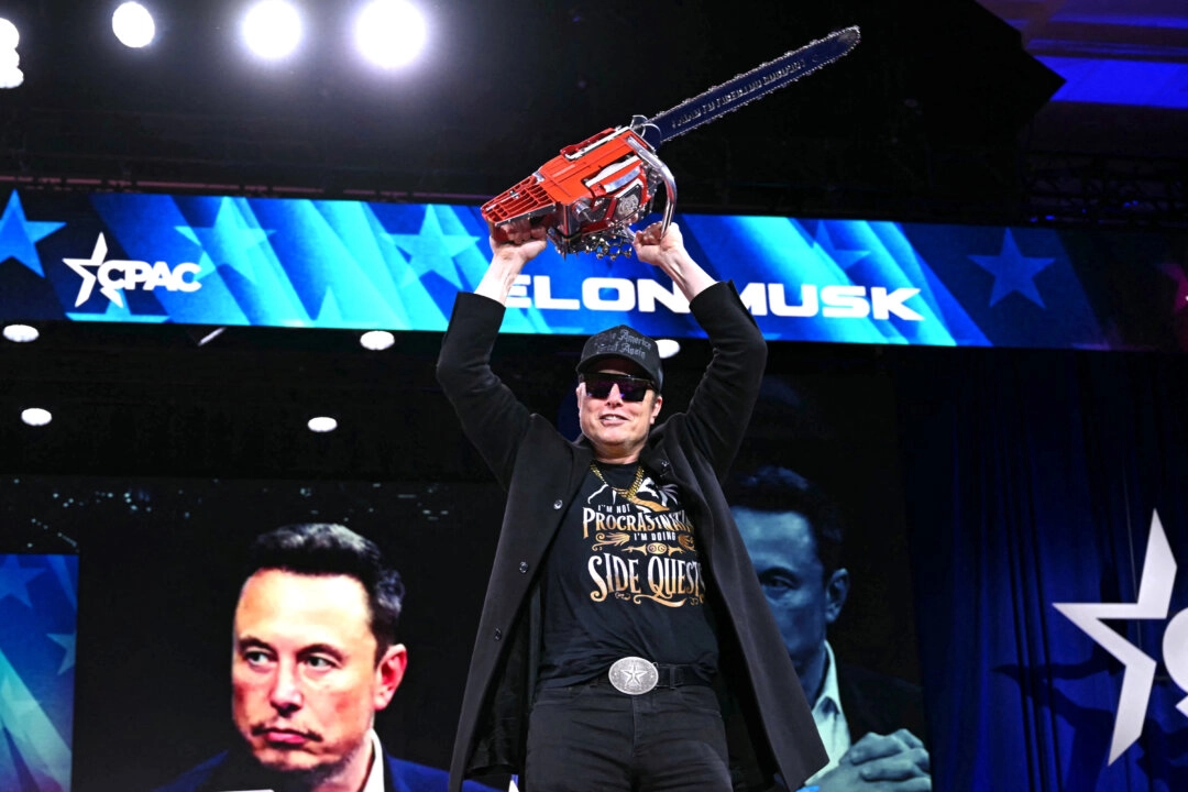 Elon Musk sostiene una motosierra durante la Conferencia anual de Acción Política Conservadora (CPAC) en Oxon Hill, Maryland, el 20 de febrero de 2025. (Saul Loeb/AFP vía Getty Images)