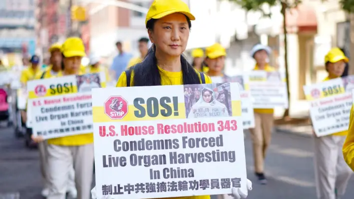 Los practicantes de Falun Gong participan en un desfile en el barrio chino de Nueva York para conmemorar el 24.° aniversario de la persecución a esta disciplina espiritual en China, el 15 de julio de 2023. (Samira Bouaou/The Epoch Times)