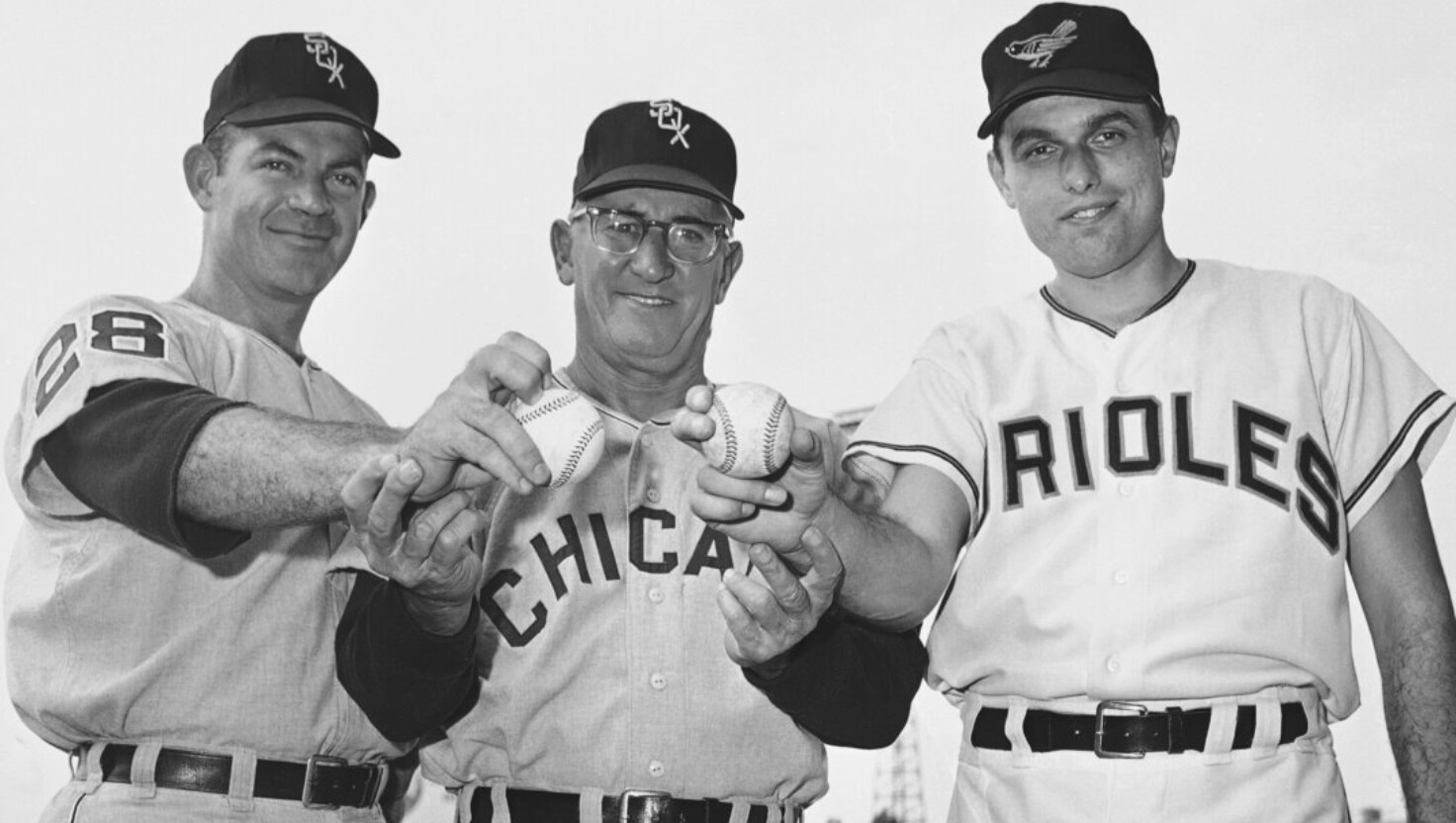 El mánager Al López, de los Medias Blancas de Chicago, en el centro, posa junto al lanzador de Chicago Eddie Fisher, a la izquierda, y Milt Pappas, de los Orioles de Baltimore, el 11 de julio de 1965 en Baltimore. (Foto AP).