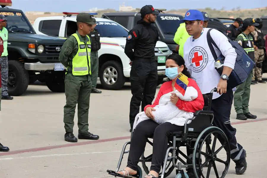 Fotografía cedida por el Ministerio de Interior, Justicia y Paz de Venezuela de la llegada de migrantes en el Aeropuerto Internacional Simón Bolívar el 24 de febrero de 2025, en Maiquetia (Venezuela). EFE/ Ministerio de Interior, Justicia Y Paz