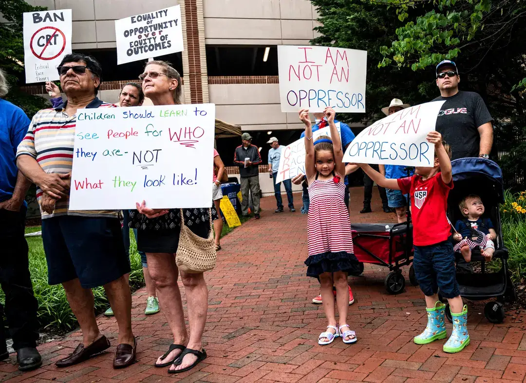 La gente sostiene carteles durante una manifestación contra la enseñanza de la teoría crítica de la raza (TCR) en las escuelas en el Centro de Gobierno del Condado de Loudoun en Leesburg, Virginia, el 12 de junio de 2021. (Andrew Caballero-Reynolds/AFP a través de Getty Images)