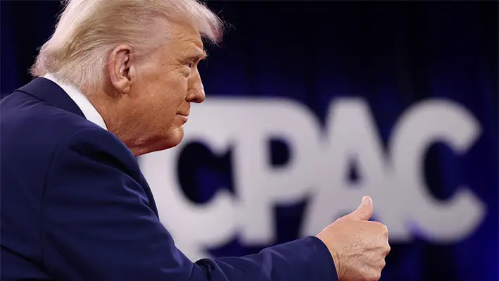 El presidente de EE. UU., Donald Trump, hace un gesto de pulgar hacia arriba al llegar a la Conferencia de Acción Política Conservadora (CPAC) en el Gaylord National Resort Hotel and Convention Center el 22 de febrero de 2025 en Oxon Hill, Maryland. (Win McNamee/Getty Images)