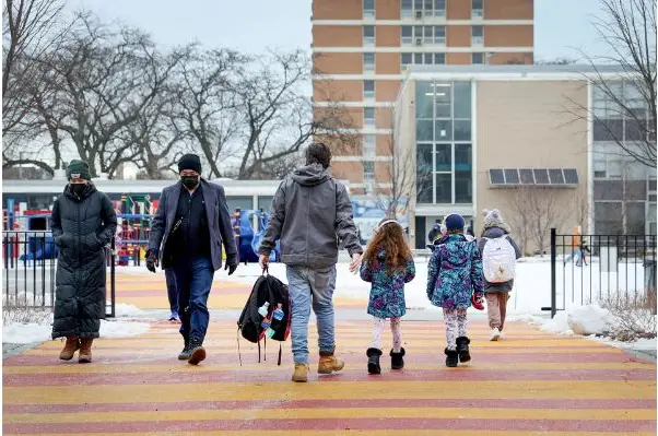 Los estudiantes llegan a clases a la escuela primaria A.N. Pritzker en Chicago el 12 de enero de 2022. (Scott Olson/Getty Images)