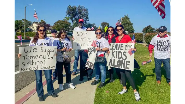 Padres que apoyan la decisión de la junta escolar del Distrito Escolar Unificado del Valle de Temecula de despedir al superintendente del distrito en medio de la controversia en torno a la teoría crítica de la raza y otros planes de estudio escolares, asisten a una reunión de la junta en Temecula, California, el 13 de junio de 2023. (Micaela Ricaforte/The Epoch Times)