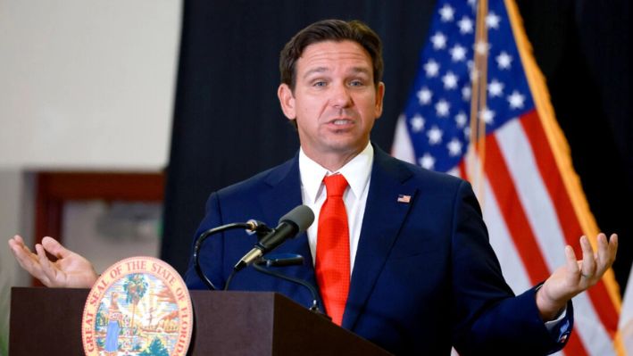 El gobernador de Florida, Ron DeSantis, habla durante una conferencia de prensa en West Palm Beach, Florida, el 17 de septiembre de 2024. (Joe Raedle/Getty Images)