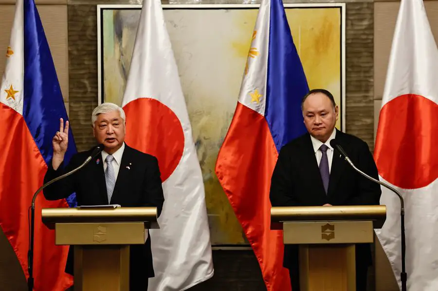 El ministro de Defensa de Japón, general Nakatani (i), pronuncia un mensaje durante una conferencia de prensa con el secretario de Defensa de Filipinas, Gilberto Teodoro Jr. (d), y tras una reunión ministerial en la ciudad de Makati, Metro Manila, Filipinas, el 24 de febrero de 2025. EFE/EPA/Rolex Dela Pena 