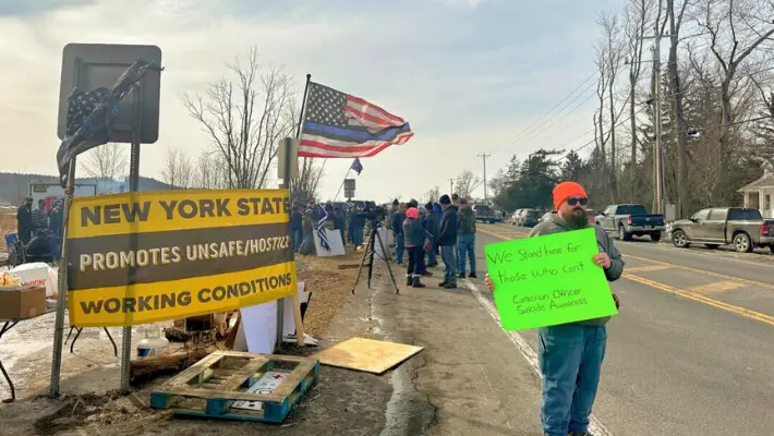 Los funcionarios penitenciarios y sus partidarios se manifiestan a la vista del Centro Penitenciario de Coxsackie en el valle del Hudson, el lunes 24 de febrero de 2025, en Coxsackie, Nueva York. (Foto de Michael Hill/AP)