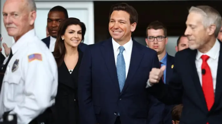 El gobernador de Florida, Ron DeSantis (C), entra con su esposa, Casey (2.ª por la izquierda), antes de hablar sobre su nuevo libro «The Courage to Be Free» en el pabellón Air Force One de la Biblioteca Presidencial Ronald Reagan en Simi Valley, California, el 5 de marzo de 2023. (Mario Tama/Getty Images)