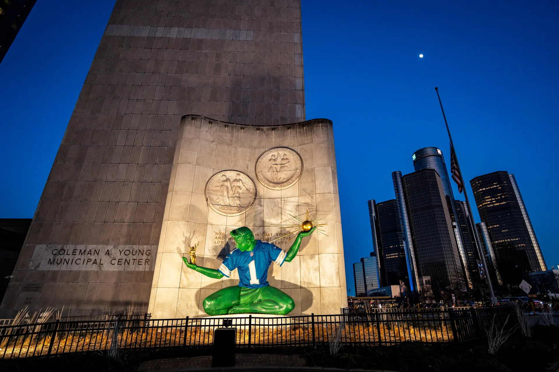 El monumento Spirit of Detroit luce una camiseta de los Detroit Lions con el número 1, frente al Coleman A. Young Municipal Center, donde se encuentra la oficina del alcalde, en Detroit, el 9 de enero de 2025. (Samira Bouaou/The Epoch Times)