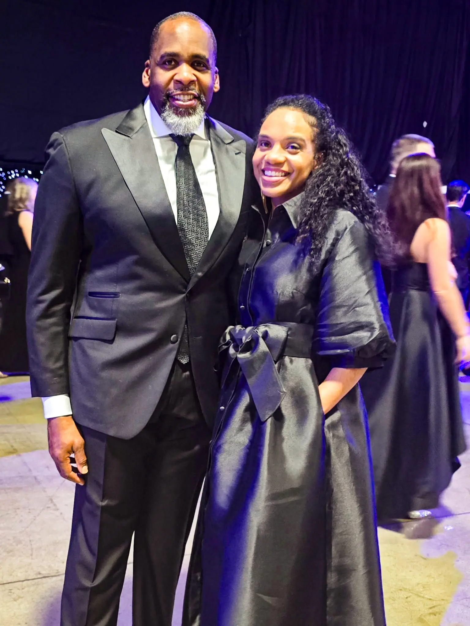 Kwame Kilpatrick y su esposa, LaTicia Kilpatrick, posan para una foto en el Liberty Ball en el Walter E. Washington Convention Center, uno de los tres bailes oficiales que celebran la segunda toma de posesión del presidente Donald Trump, en Washington el 20 de enero de 2025. (Cortesía de Kwame Kilpatrick)