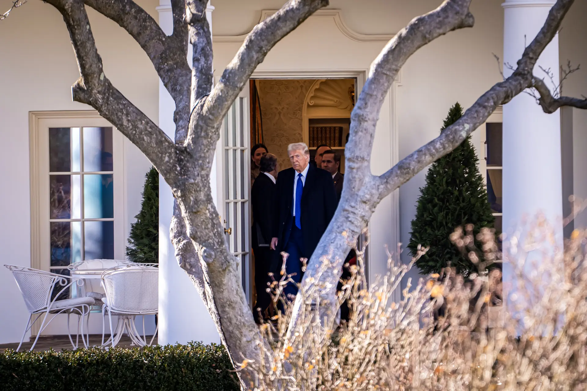 El presidente Donald Trump abandona la Casa Blanca en Washington el 14 de febrero de 2025. (Madalina Vasiliu/The Epoch Times)