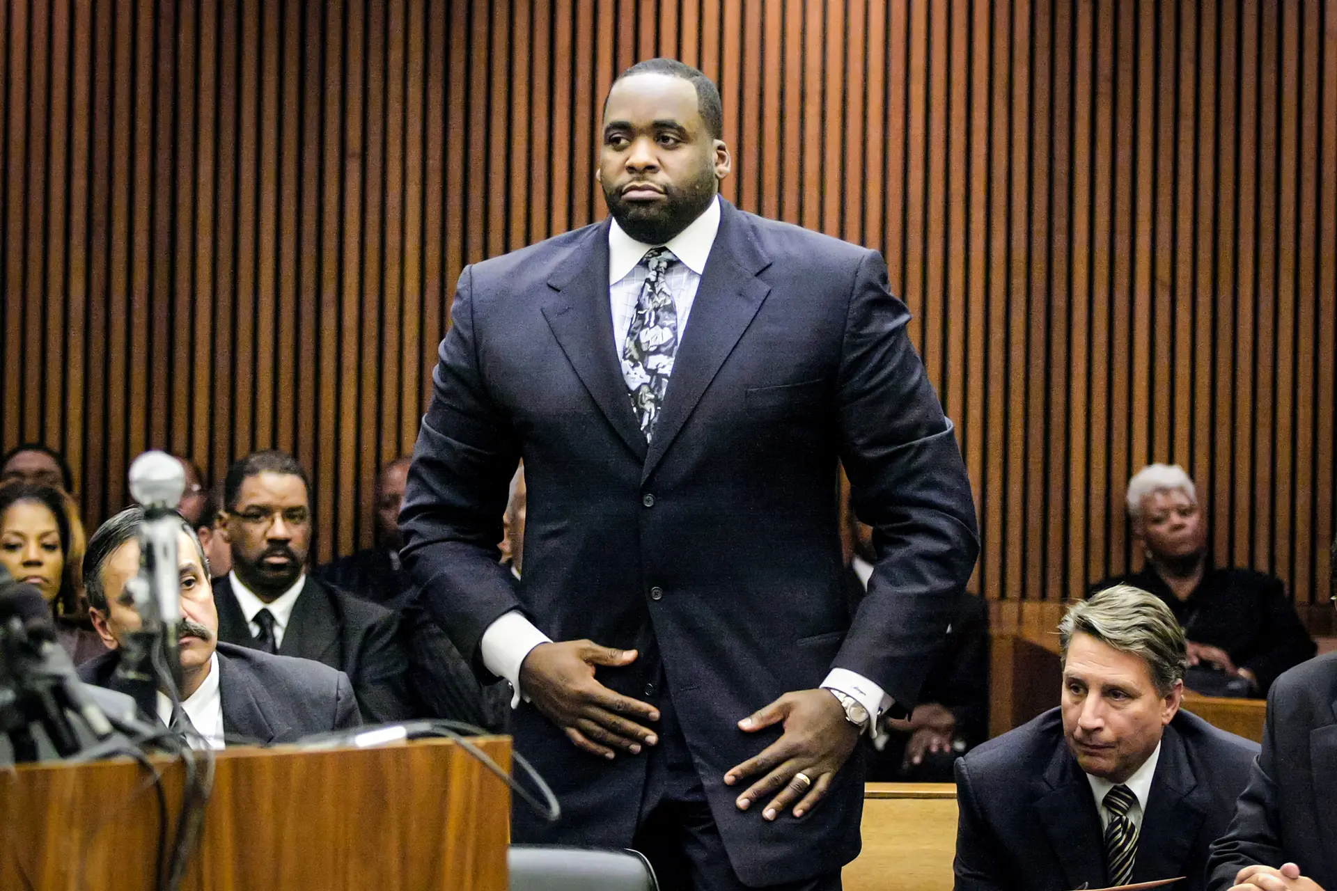 El exalcalde de Detroit, Kwame Kilpatrick (C), comparece en la Corte de Circuito del Condado de Wayne para su sentencia en Detroit el 28 de octubre de 2008. (Bill Pugliano/Getty Images)