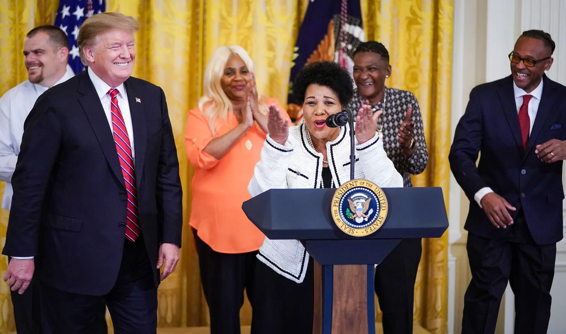 Alice Marie Johnson, cuya sentencia fue conmutada por el presidente Donald Trump tras cumplir 21 años de prisión por tráfico de cocaína, da las gracias a la prensa durante una celebración de la Ley del Primer Paso en el Salón Este de la Casa Blanca el 1 de abril de 2019. (Chip Somodevilla/Getty Images)