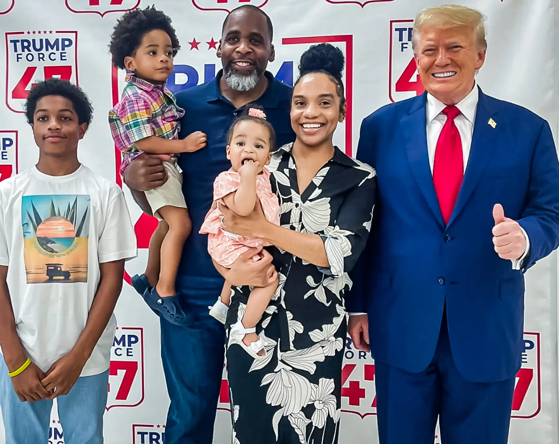 La familia Kilpatrick con el expresidente Donald Trump en el condado de Macomb, Michigan, en octubre de 2024. (Cortesía de Kwame Kilpatrick)