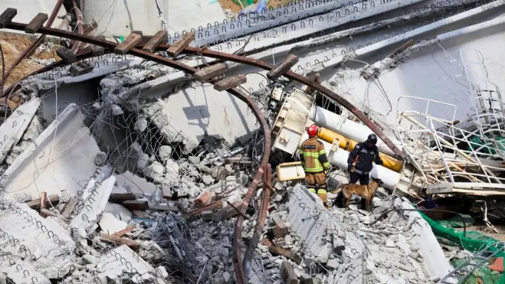 Los equipos de rescate participan en una operación de salvamento en una obra de construcción de una autopista que se ha derrumbado en Cheonan, Corea del Sur, el 25 de febrero de 2025. (Kim Hong-ji/Reuters)