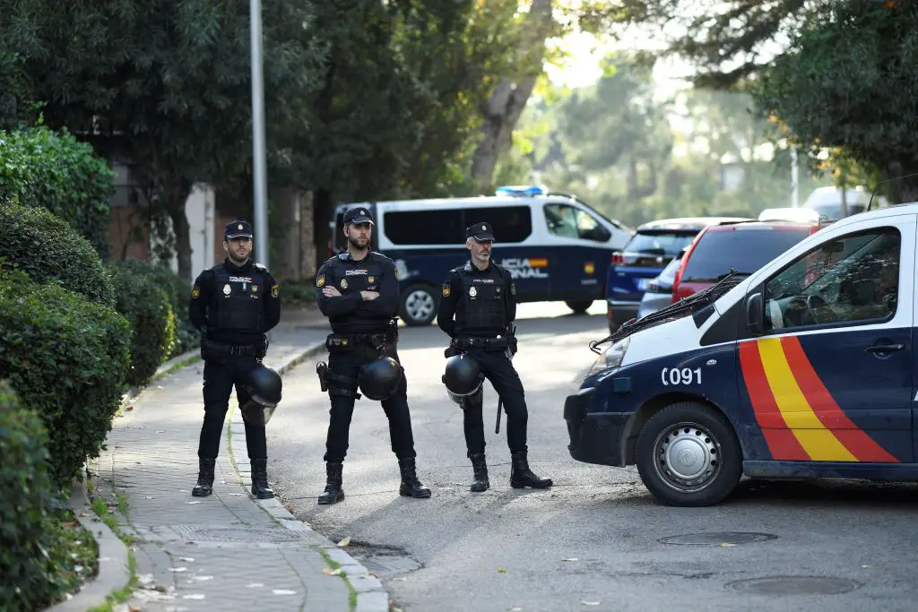 Policías españoles bloquean la calle en Madrid (España) el 30 de noviembre de 2022. (Oscar Del Pozo/AFP vía Getty Images)