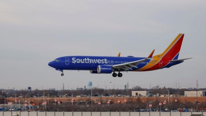 Un avión de pasajeros de Southwest Airlines aterriza en el Aeropuerto Internacional Midway de Chicago, el 28 de diciembre de 2022. (Kamil Krzaczynski/AFP vía Getty Images)
