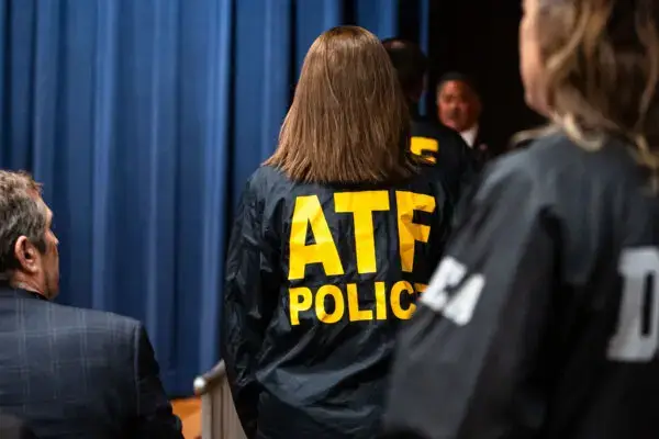 Un agente de la Oficina de Agencia de Alcohol, Tabaco, Armas de Fuego y Explosivos (ATF) en el Departamento de Justicia en Washington el 12 de febrero de 2025. (Madalina Vasiliu/The Epoch Times)