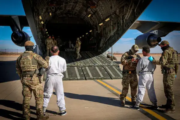 El primer avión militar estadounidense que transporta inmigrantes ilegales detenidos a un centro de detención en la Bahía de Guantánamo, en Cuba, embarca desde un lugar no especificado de Estados Unidos el 4 de febrero de 2025. (DHS vía Reuters)