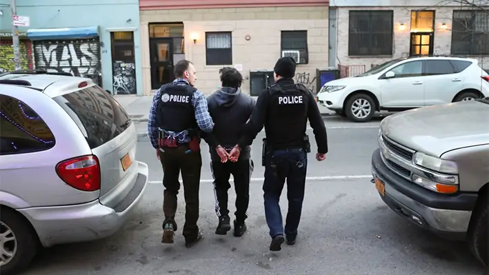 El Servicio de Inmigración y Control de Aduanas (ICE) arresta a un inmigrante ilegal durante una redada en el barrio de Bushwick, en Brooklyn, Nueva York, el 11 de abril de 2018. (John Moore/Getty Images)