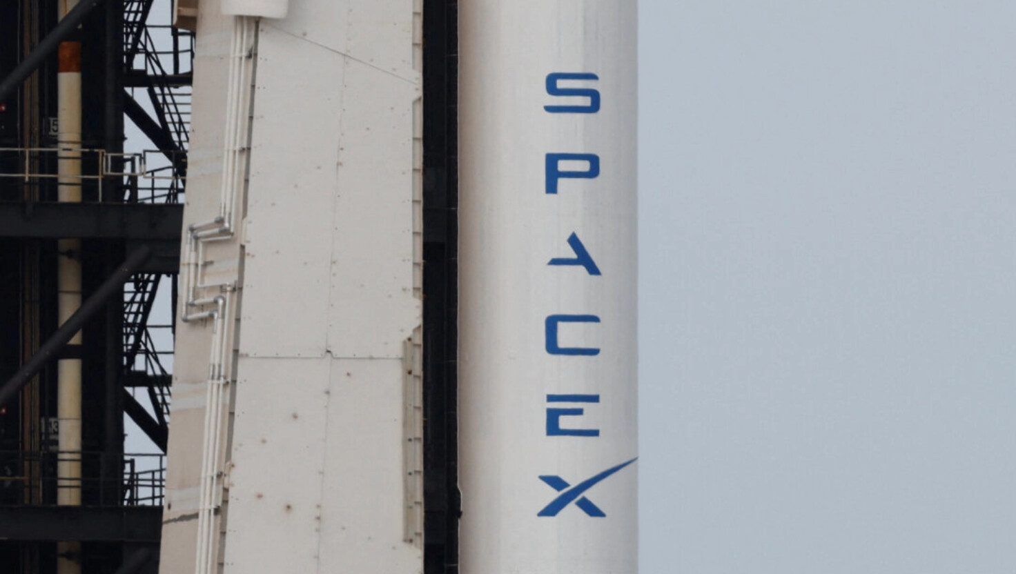 El logotipo de SpaceX en un cohete Falcon 9 en el Centro Espacial Kennedy, en Cabo Cañaveral, Florida, el 2 de marzo de 2024. (Joe Skipper/Reuters).