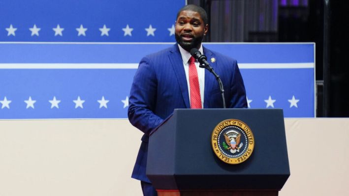 El representante Byron Donalds (R-Fla.) habla después de la toma de posesión del presidente Donald Trump durante un evento en el Capital One Arena en Washington, el 20 de enero de 2025. (Madalina Vasiliu/The Epoch Times)
