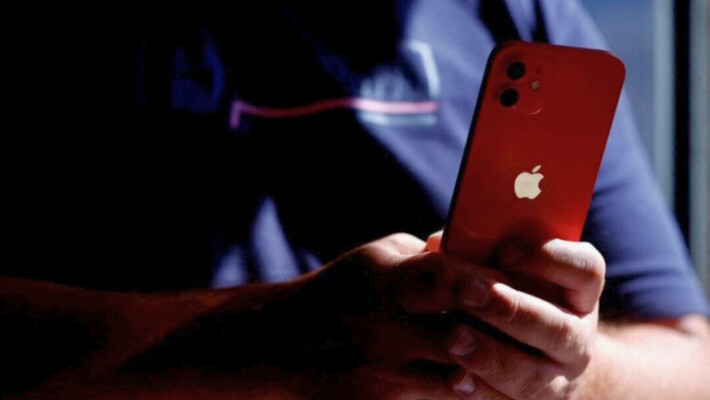 Un hombre sostiene un iPhone en una tienda de Nantes, Francia, el 13 de septiembre de 2023. (Stephane Mahe/Reuters)