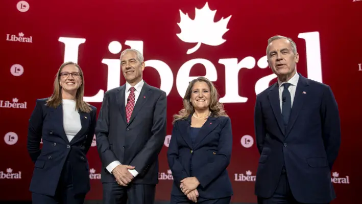 (De i a d) Karina Gould, exlíder de la Cámara de Representantes, Frank Baylis, exdiputado liberal, Chrystia Freeland, exministra de Finanzas y vice primera ministra de Canadá, y Mark Carney, exgobernador del Banco de Canadá, posan para una fotografía antes de la segunda noche del debate de liderazgo liberal en la carrera por el liderazgo liberal federal para reemplazar al primer ministro canadiense Justin Trudeau en los estudios MELS en Montreal, Canadá, el 25 de febrero de 2025. (Andrej Ivanov/AFP vía Getty Images)