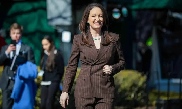 La secretaria de Agricultura Brooke Rollins llega para hablar con la prensa a las puertas de la Casa Blanca el 14 de febrero de 2025. (Kayla Bartkowski/Getty Images)