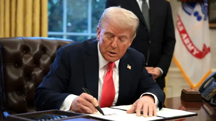 El presidente Donald Trump firma una orden ejecutiva en la Oficina Oval de la Casa Blanca, el 25 de febrero de 2025. (Alex Wong/Getty Images)