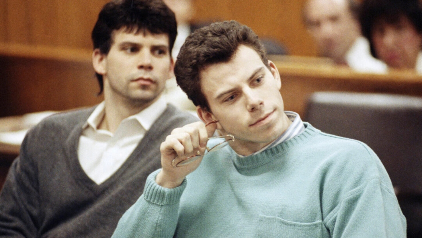 Lyle, a la izquierda, y Erik Menéndez comparecen ante el tribunal en una vista preliminar celebrada en Beverly Hills, California, el 12 de abril de 1991. (Kevork Djansezian/AP Photo).